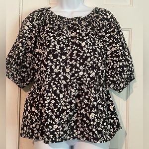 Old Navy Puff Sleeve cut-out baby doll swing blouse. Black and white size medium